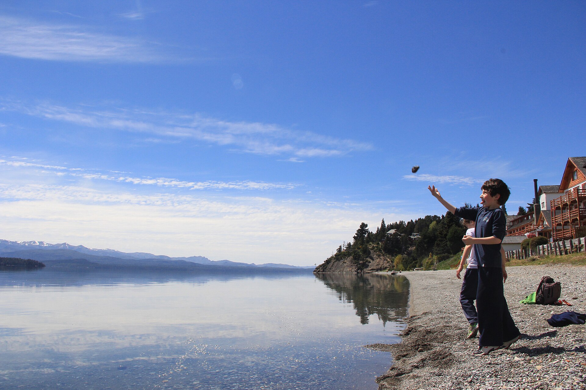 Costa del lago Nahuel Huapi en Playa Bonita, sobre la Avenida Bustillo