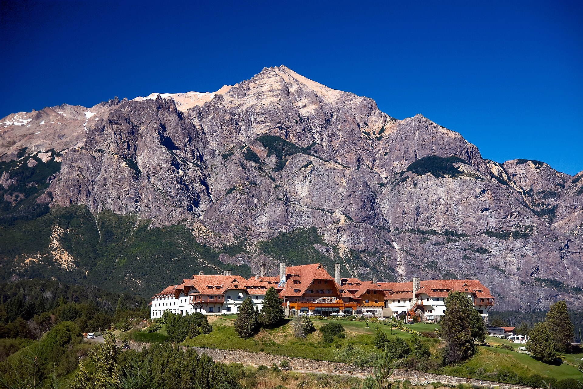 Hotel Llao Llao en el Circuito Chico, con el cerro López de fondo